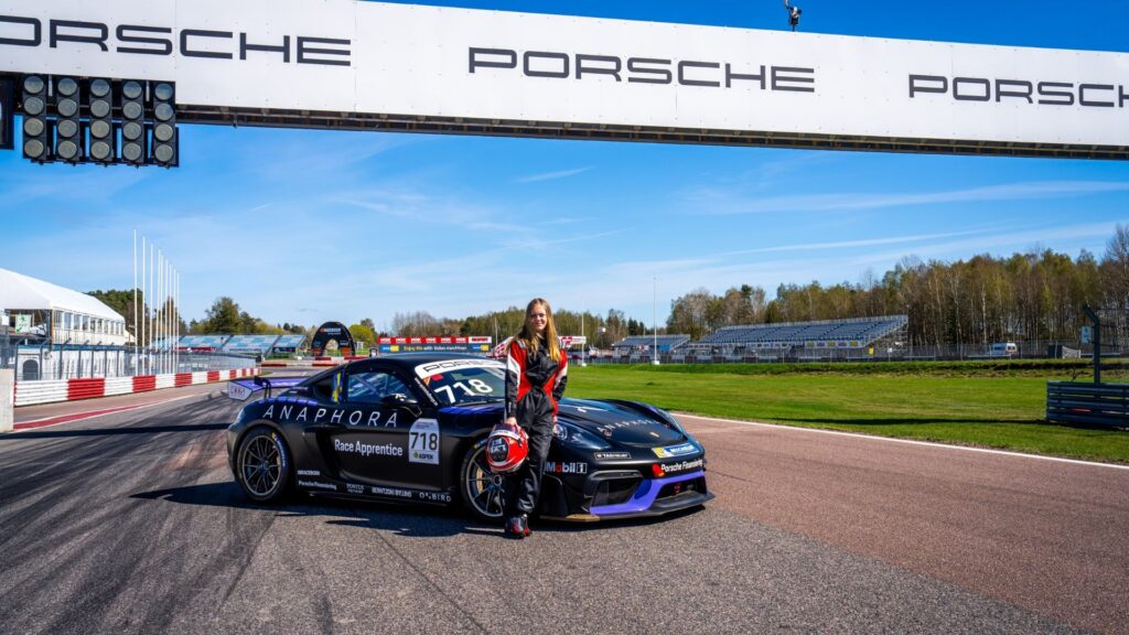 Alexia Danielsson i racingoverall framför Porsche 718 Cayman GT4 RS Clubsport på Mantorp Park, inför premiären i Porsche Sprint Challenge Scandinavia.