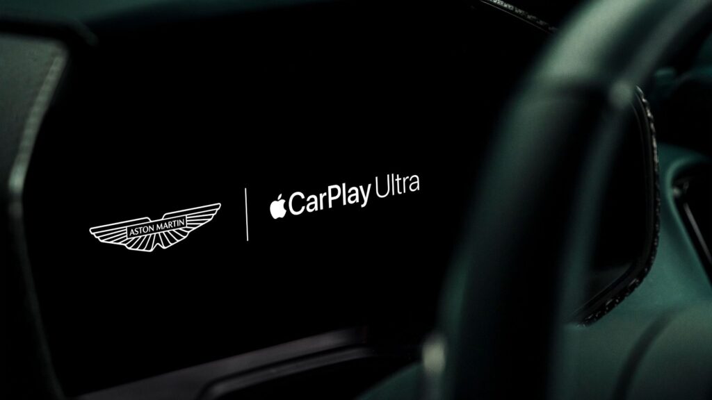 Aston Martin och Apple CarPlay Ultra-logotyper på infotainmentskärm.