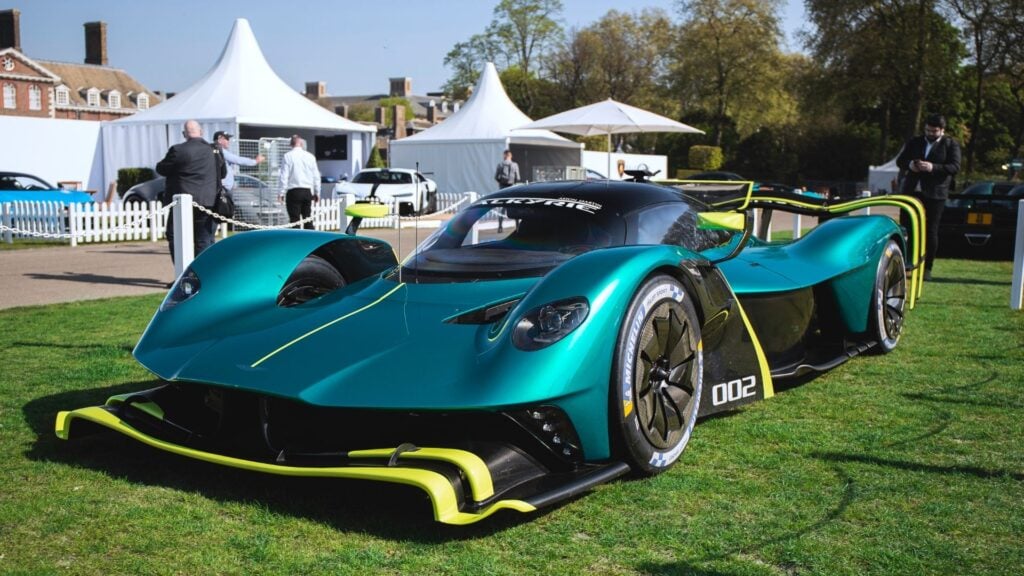 Aston Martin Valkyrie AMR Pro nummer 002 på gräsmatta under bilvisning, ej svenska bilen men samma modell.
