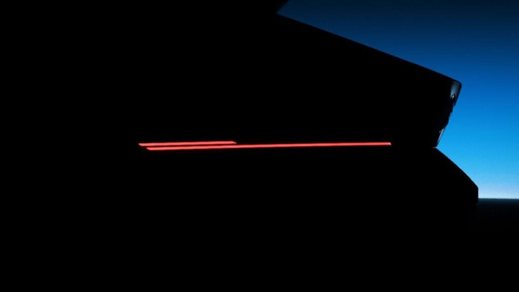 Teaserbild på BMW:s nya shooting brake-koncept med glastak, röd ljuslinje och siluett i motljus – visas på Villa d’Este 2025.