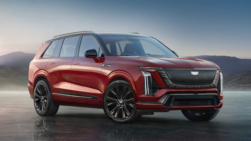 Röd Cadillac Vistiq fotad snett framifrån.