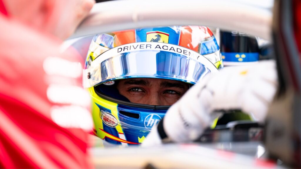 Dino Beganovic i närbild med Ferrari Driver Academy-hjälm inför F2-race i Imola.