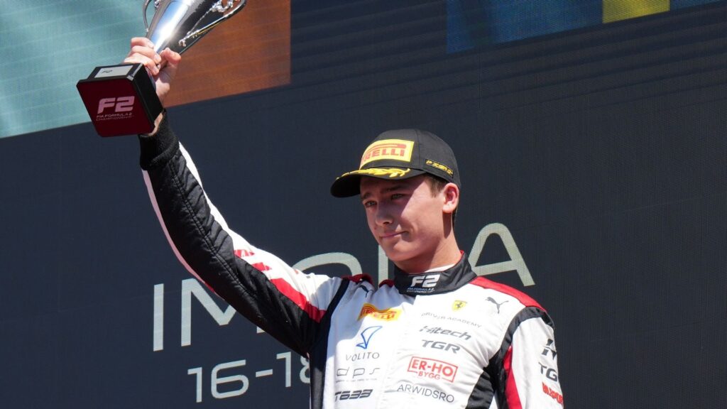 Dino Beganovic står på pallen i Imola 2025 efter att ha slutat trea i feature-racet.