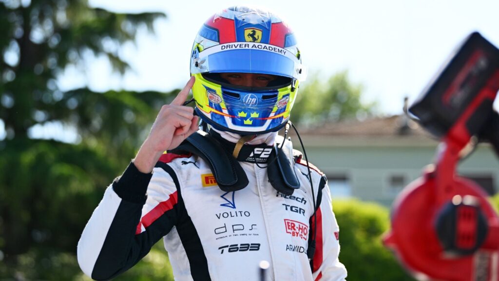 Dino Beganovic i Ferrari-hjälm firar pole position i F2-kvalet på Imola 2025