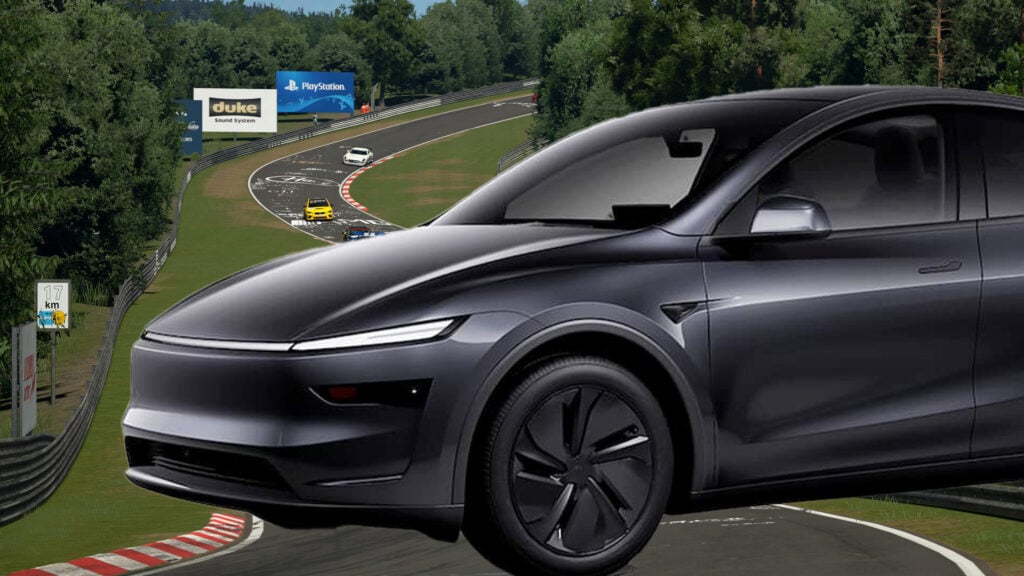Svart Tesla Model Y med Nürburgring som bakgrund.