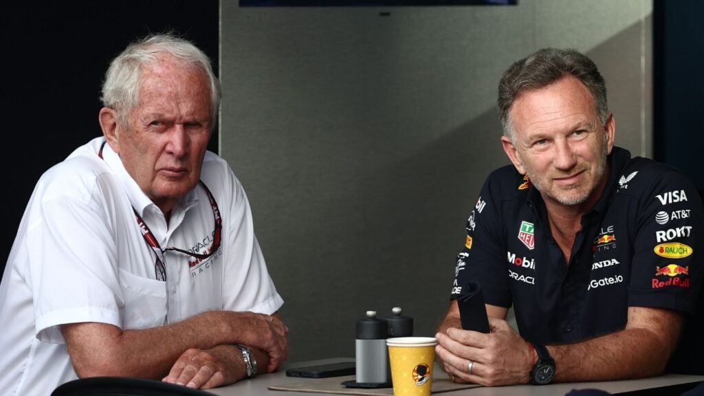 Helmut Marko och Christian Horner sitter tillsammans i Red Bulls depåområde under en F1-helg.