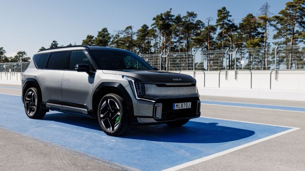 Kia EV9 GT på racingbana – sportig el-SUV med neongröna bromsok och 21-tumsfälgar.