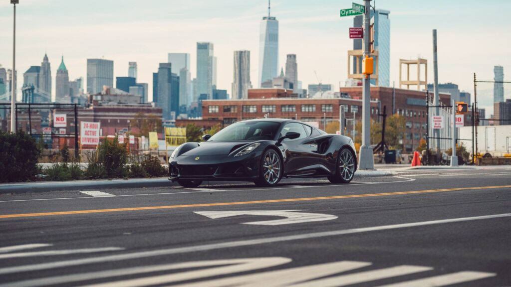 Lotus Emira parkerad i stadsmiljö som nu kan få en V8-motor.