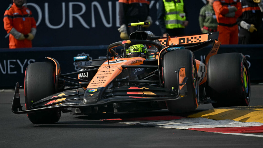 Lando Norris i McLaren tar en kurva i Monacos GP.