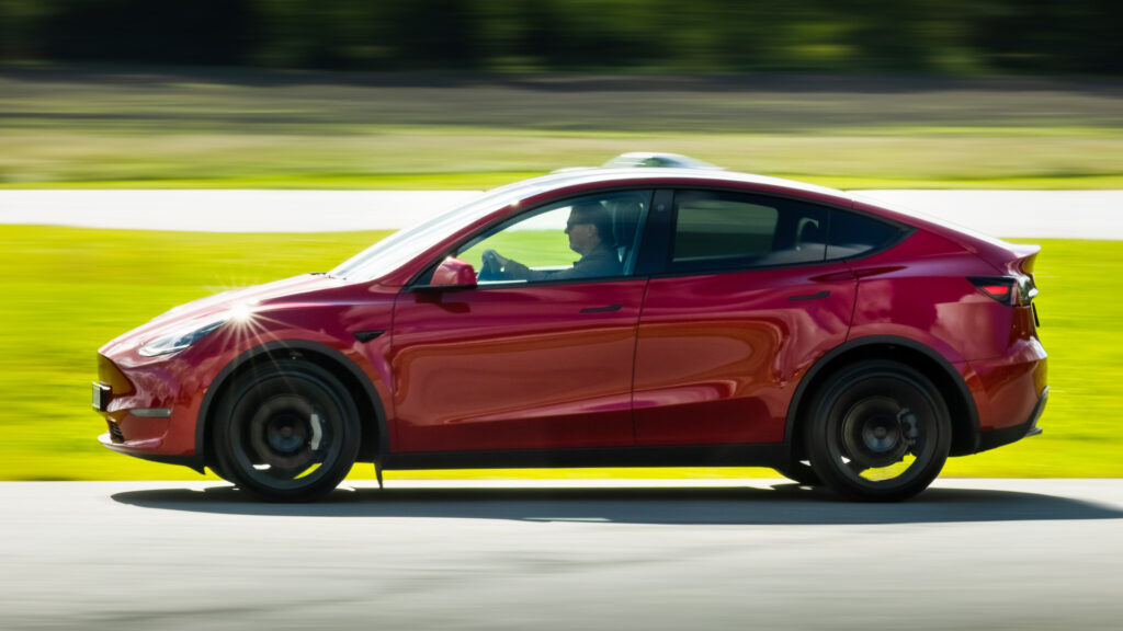 Röd Tesla Model Y från sidan
