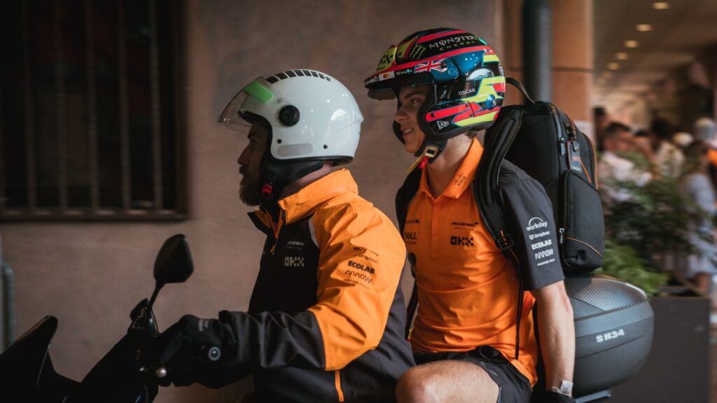 en motorcykel med någon på den (AI text)