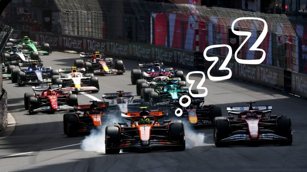 F1-bilar i tät grupp bromsar hårt i starten av Monacos Grand Prix 2025 med McLaren, Ferrari och Red Bull i spetsen.