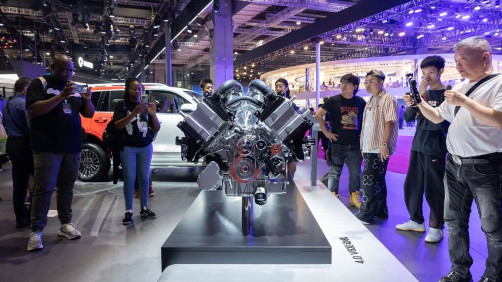GWM:s nya 4,0-liters V8-motor visas upp på bilmässa i Shanghai inför publik.