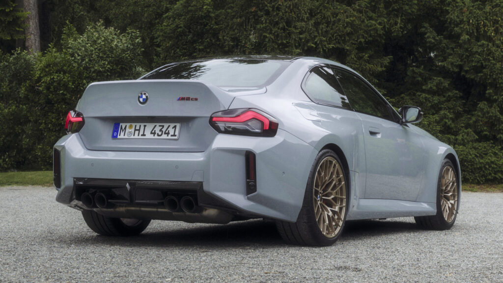 BMW M2 CS snett bakifrån
