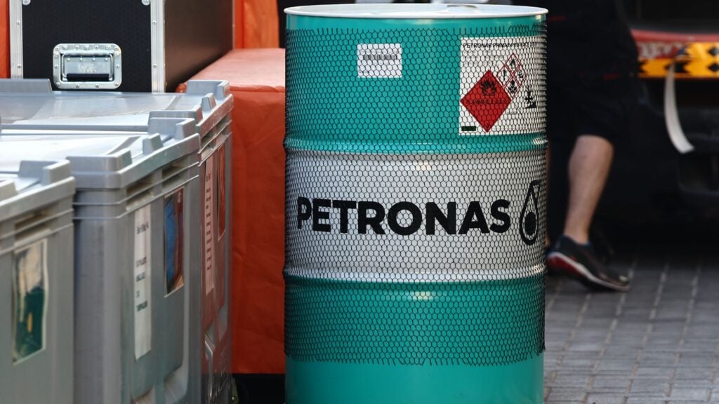 Petronas oljefat i Formel 1-depån, symbol för stigande bränslekostnader inför 2026.