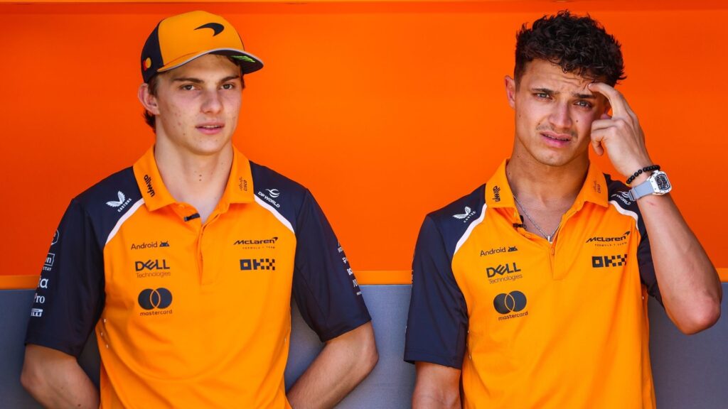 Oscar Piastri och Lando Norris i McLaren-kläder under Formel 1-säsongen 2025, stående sida vid sida inför Spaniens GP.