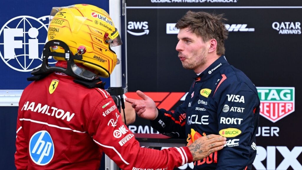 Max Verstappen gestikulerar mot Lewis Hamilton efter kvalincident i Monaco 2025