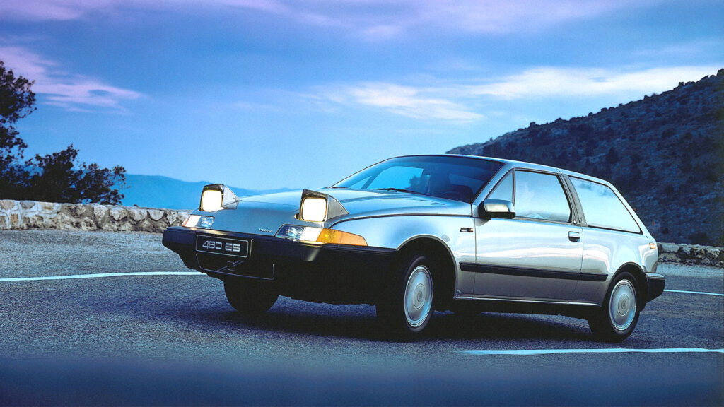 Pressbild på en ljusblå Volvo 480 ES fotad snett från sidan.