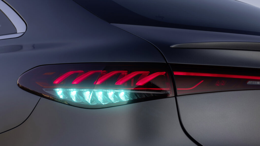 Baklykta med turkost varselljus