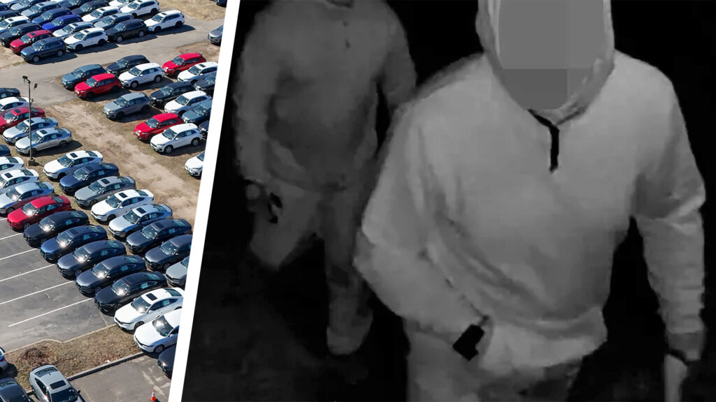 Två personer varav en maskerad på svartvit övervakningsbild.