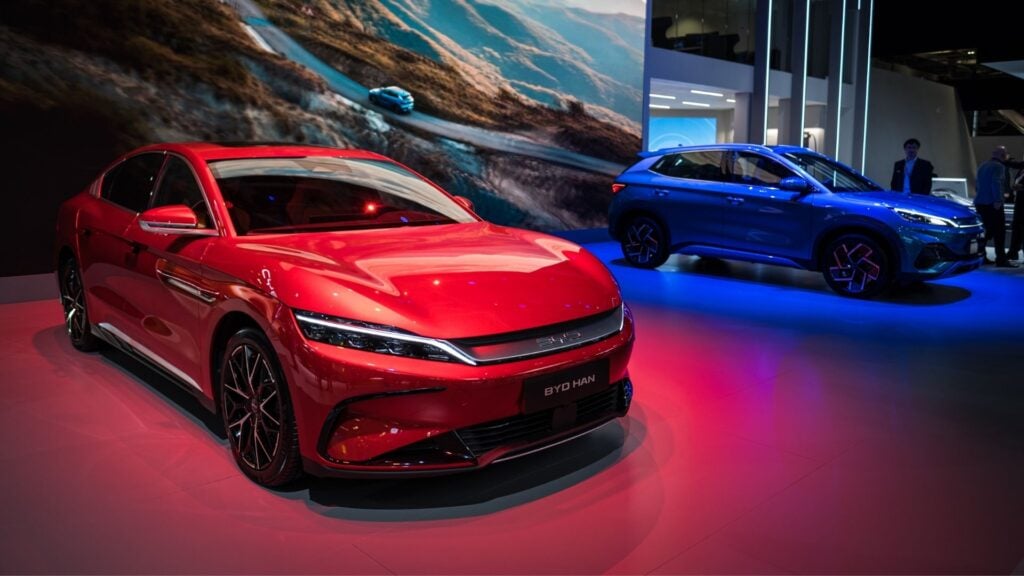BYD Han elbil visas upp på Paris Motor Show 2022 – en av modellerna som får stöd för ultrasnabb laddning i Europa.