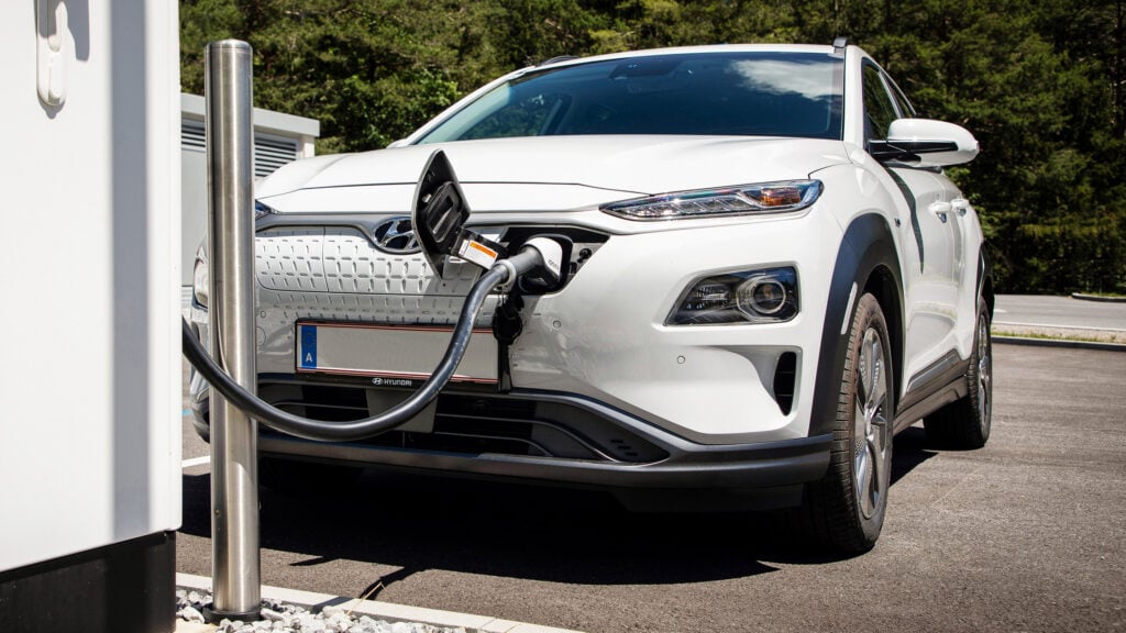 Vit Hyundai Kona snabbladdas