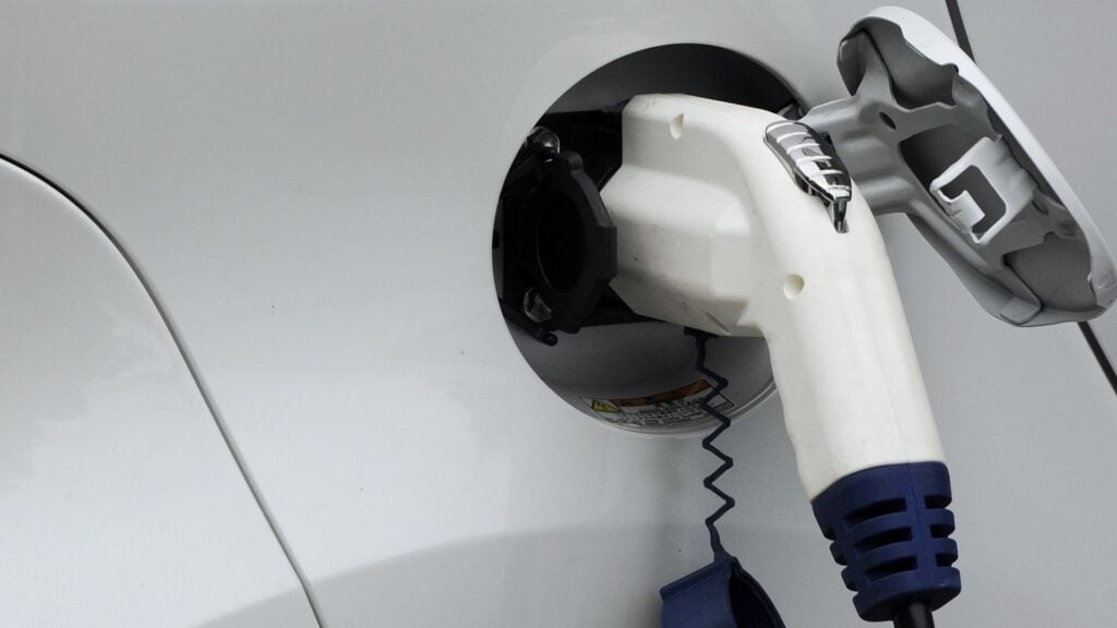 En elbil vid laddstation – testet slutade i kaos för föraren Bjørn Nyland.