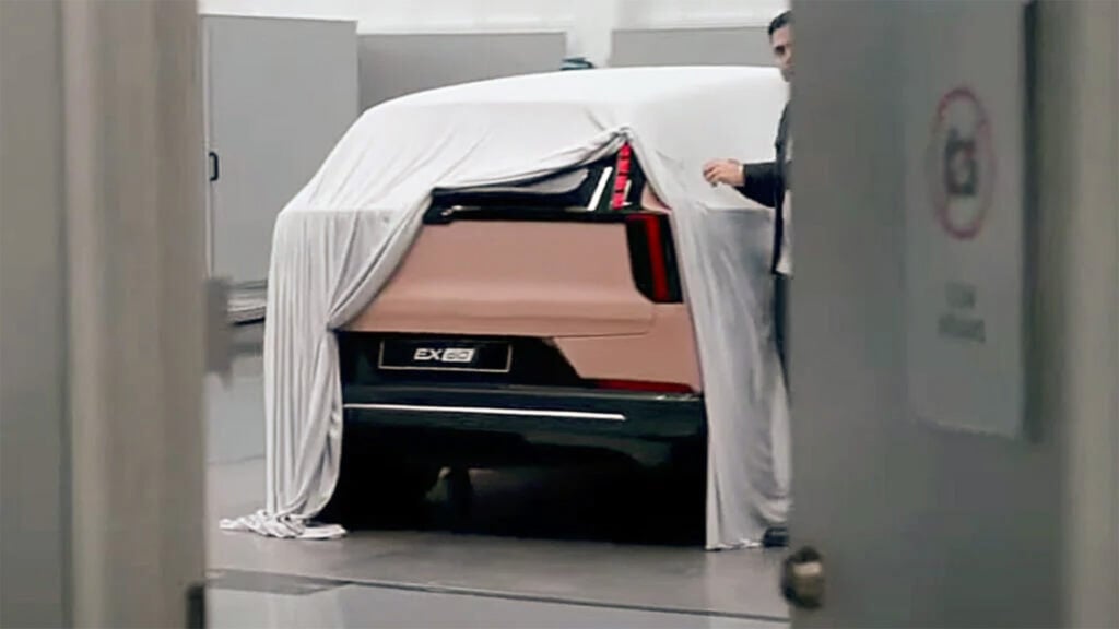 Volvo EX60 prototyp med skynke som täcker nästan hela bilen.