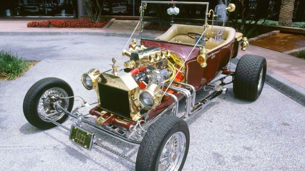 Modifierad Ford Model T hot rod med öppen kaross, kromad motor och breda bakhjul – liknande fordonstyp som den 24-åriga australiensaren körde under drogpåverkan.