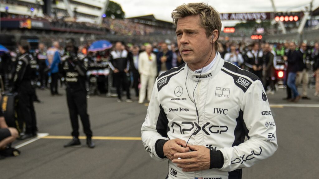 Brad Pitt som Sonny Haynes på gridden i Silverstone, i racingoverall från Apex GP.