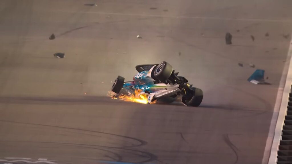 Josef Newgardens IndyCar glider upp och ner med gnistor efter en våldsam krasch på Gateway, orsakad av kollision med Louis Foster.