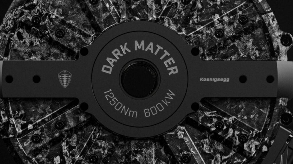 Koenigsegg Dark Matter med 800 hk och 1250 Nm, tydlig märkning i centrum.