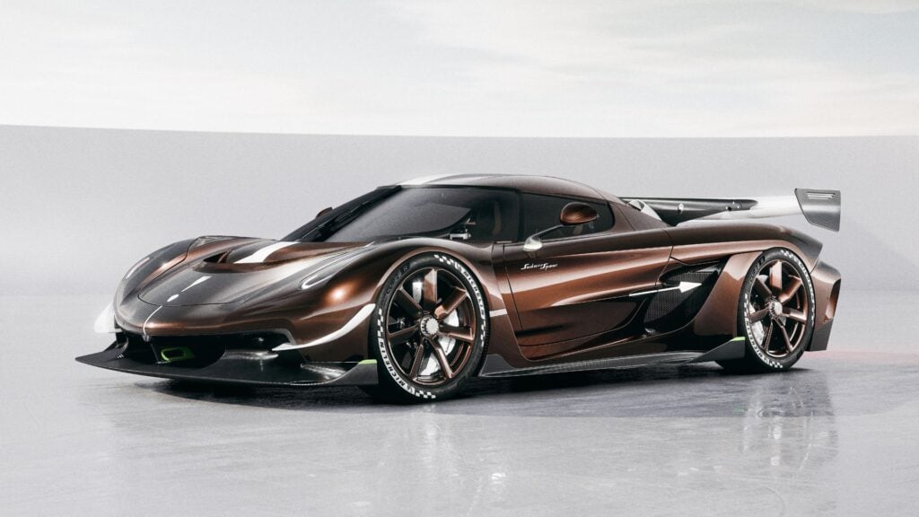 Koenigsegg Sadair’s Spear i trekvartsvy framifrån, med aktiv aerodynamik och bronsfärgad kaross.