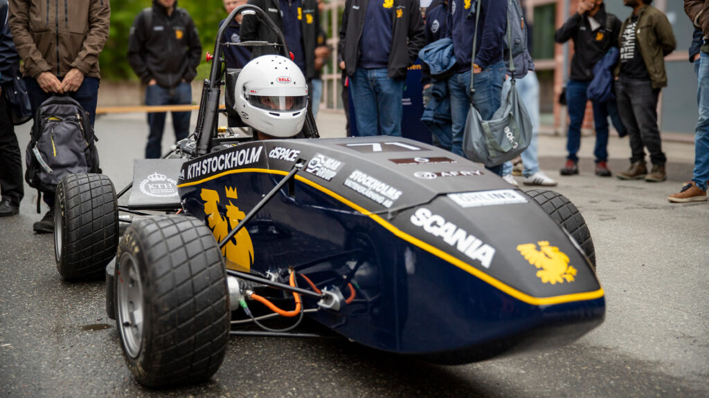 KTH Formula Student-bil med stundenter omkring bilen.