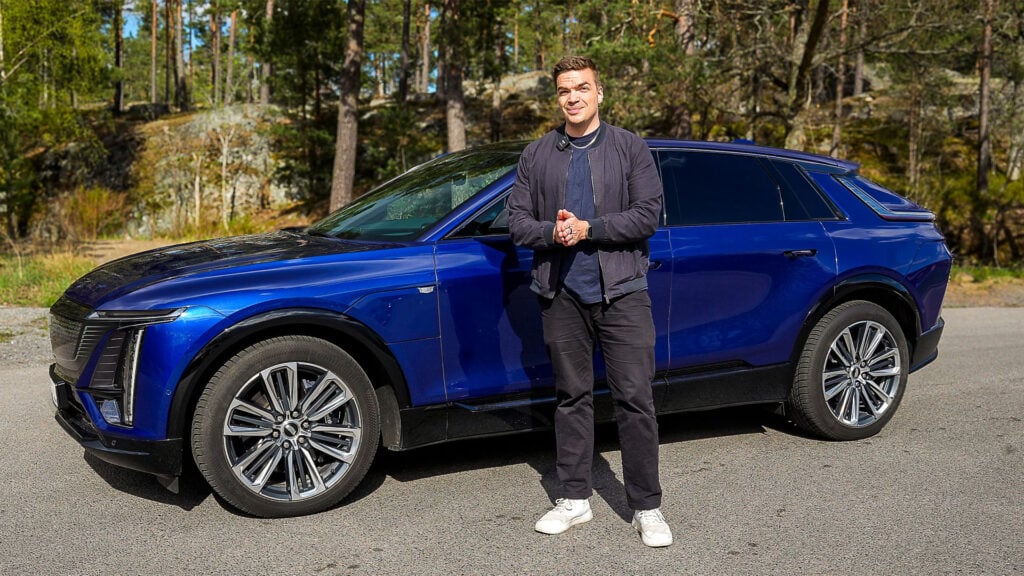 Christoffer Lindén står framför blå Cadillac Lyriq.