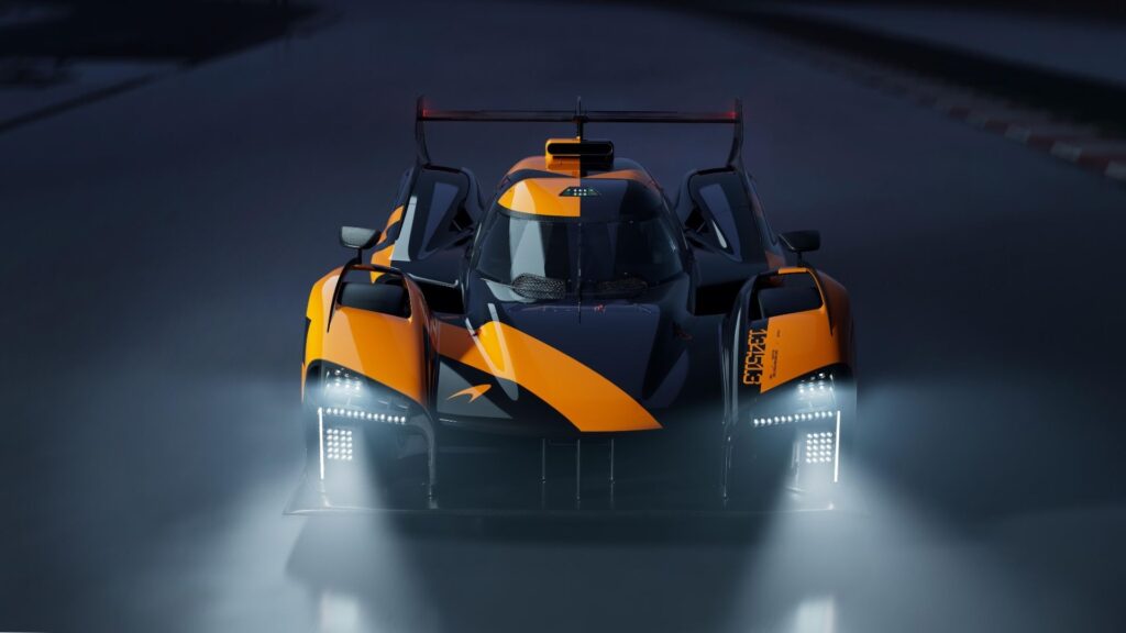 McLarens nya LMDh-hyperbil för Le Mans 2027 under natttest på bana med full belysning.