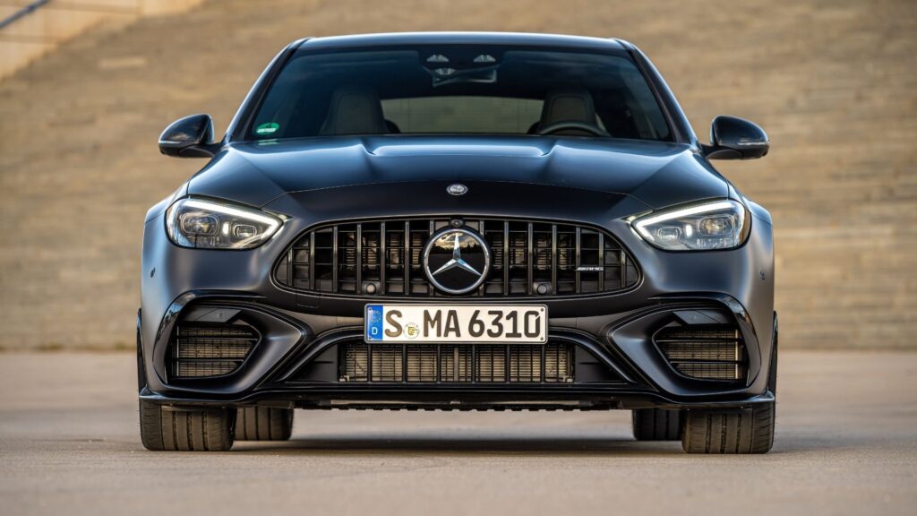 Frontvy på Mercedes-AMG C63 S E Performance med fyrcylindrig laddhybridmotor.