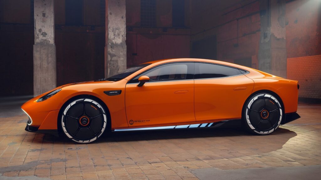 Orange Mercedes-AMG GT XX sedd snett framifrån i en mörk studio.