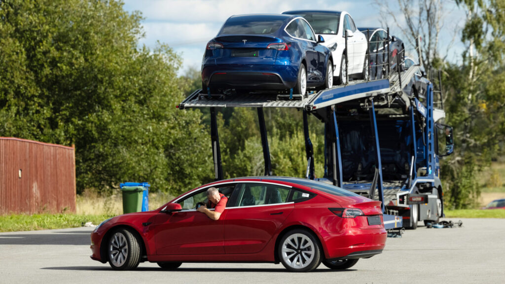 Tesla Model 3 lastas av biltransport