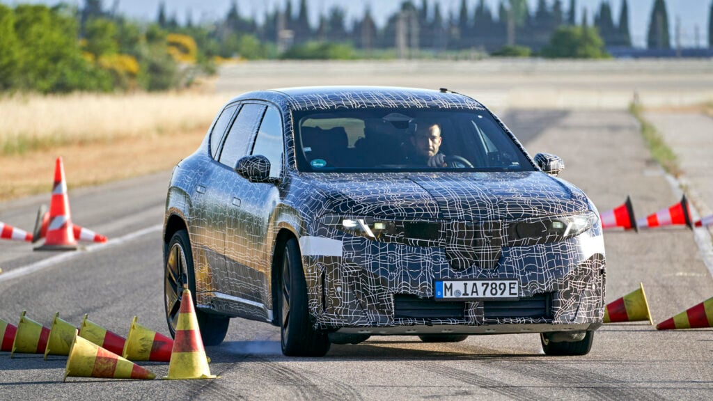 Kamouflerad BMW iX3 prototyp kör i konbana.
