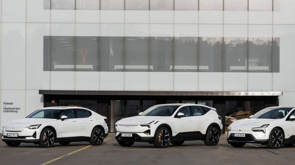 Tre vita Polestar-modeller parkerade framför Polestars huvudkontor i Göteborg – Polestar 2, 3 och 4.