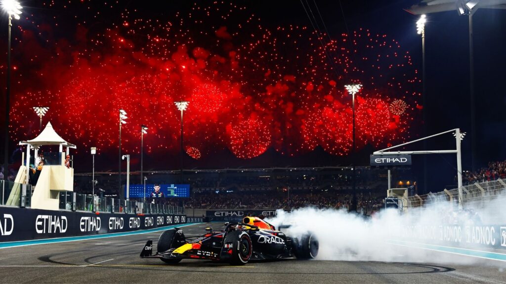 Red Bull Racing firar med donuts och fyrverkerier efter säsongsavslutningen i Abu Dhabi 2023.