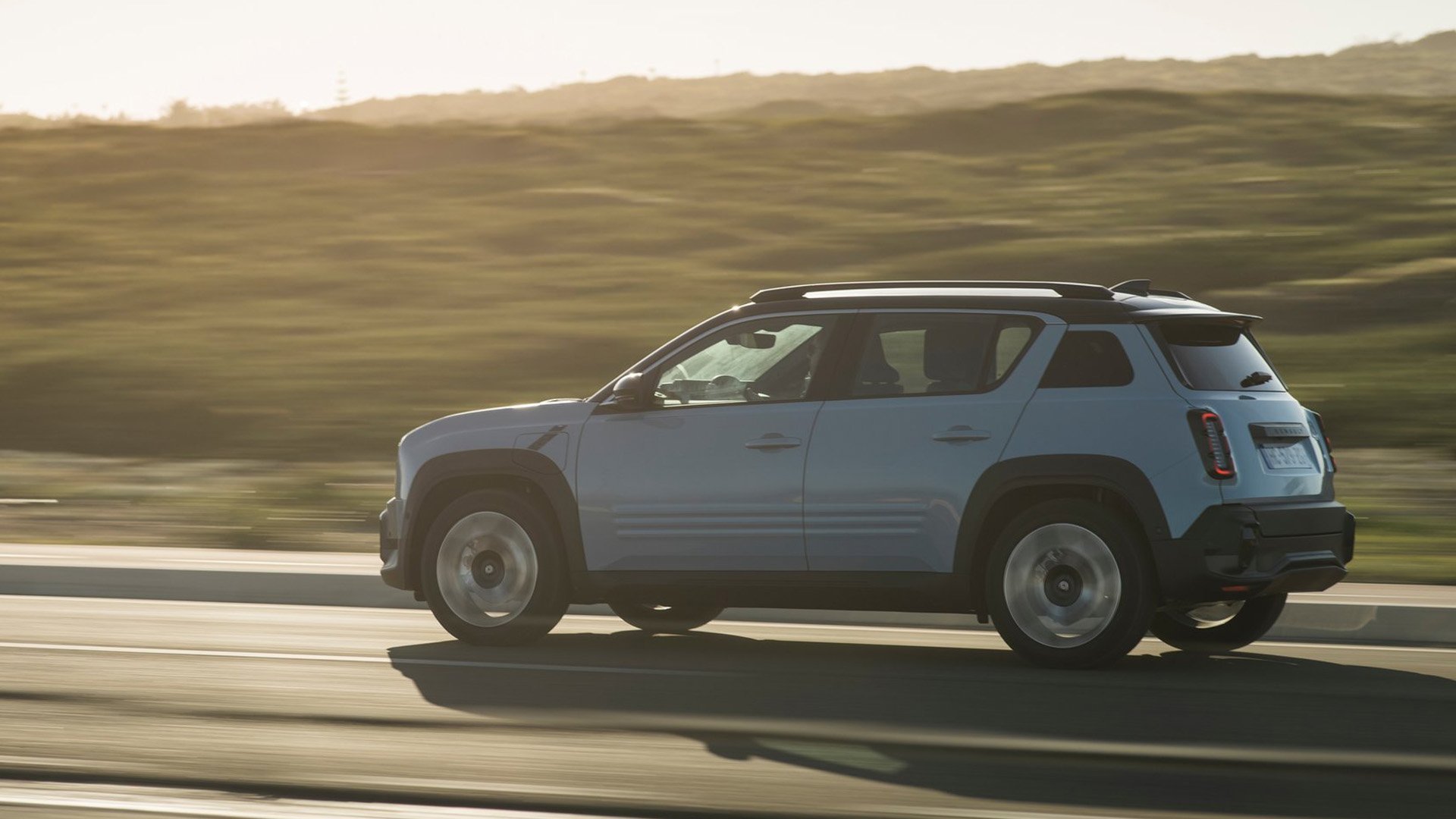 Renault 4 E-Tech kör på landsväg.
