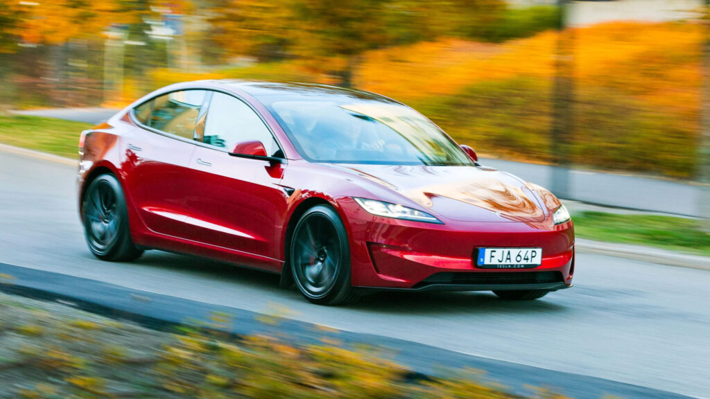 Röd Tesla Model 3 Performance Facelift