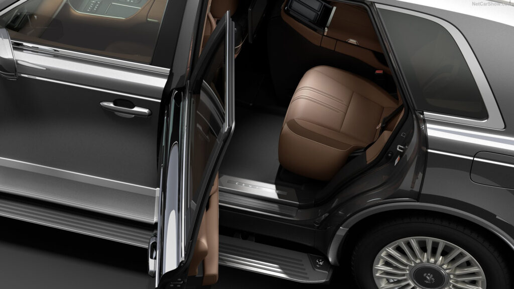 Toyota Century fotad med bakdörren öppen.