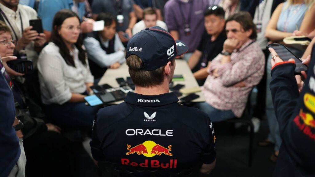 Max Verstappen omgiven av journalister under pressmöte i Montréal inför Kanadas GP 2025.
