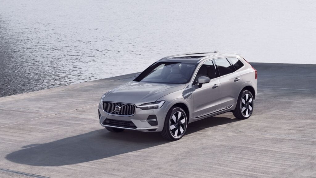 Volvo XC60 Recharge T8 Silver Dawn parkerad vid vattnet – märkets mest sålda modell 2024