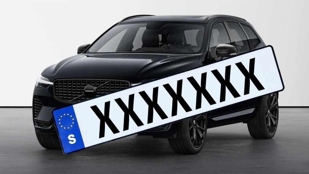 VOLVO XC60 Black Edition med en registreringskylt med texten XXXXXXX