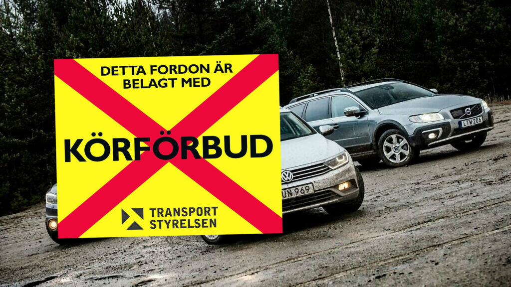 Tre bilar och en körförbudsskylt.