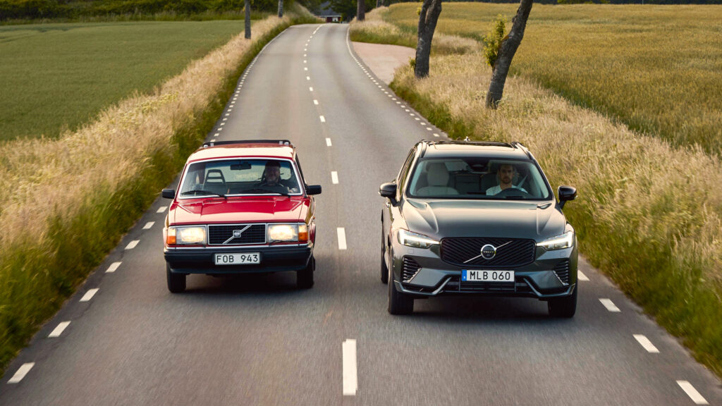 Volvo 245 och XC60 sida vid sida på landsväg.